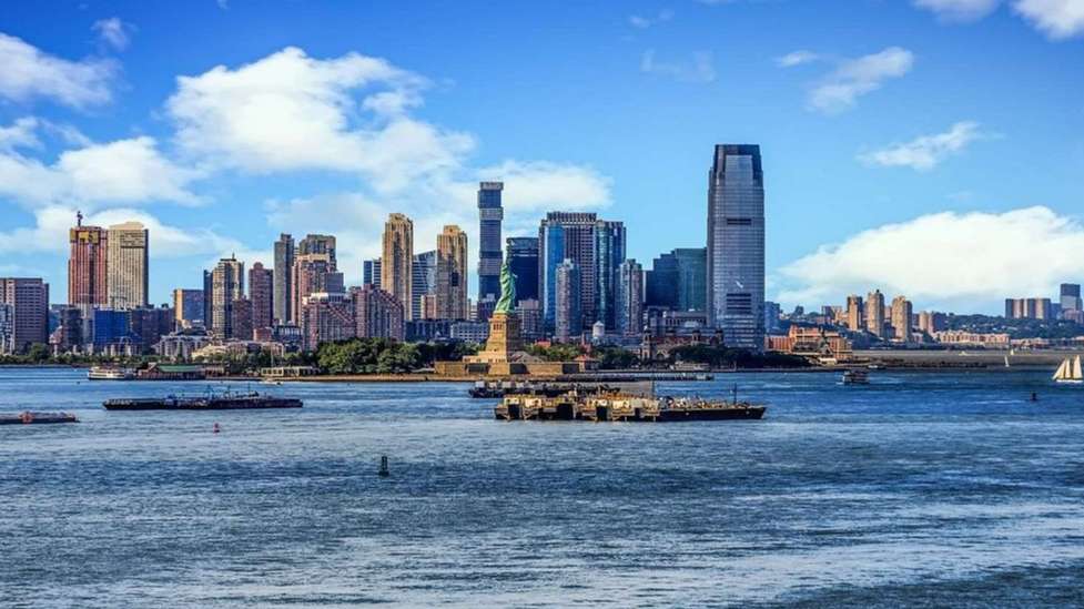 DoubleTree by Hilton Hotel & Suites Manhattan Cruise Parking